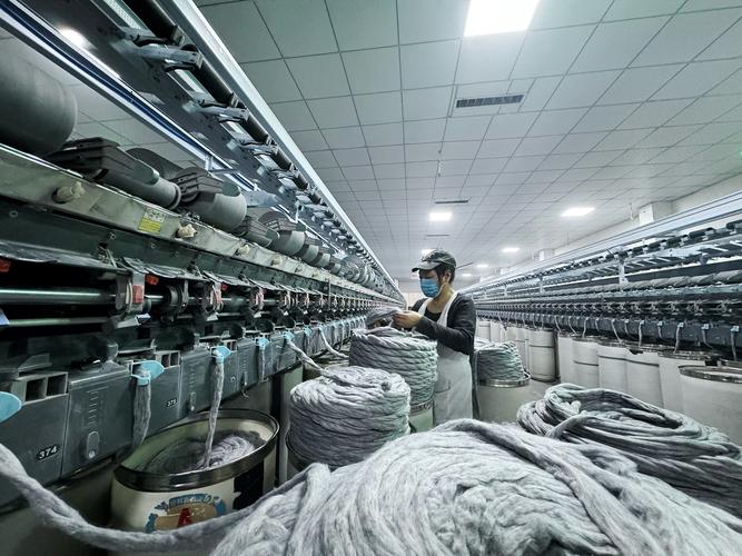 漁溝鎮(zhèn)一紡織企業(yè),工人正在趕制產(chǎn)品訂單